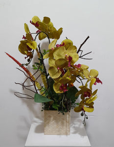Artificial Floral Arrangement (h:55cm w:30cm)