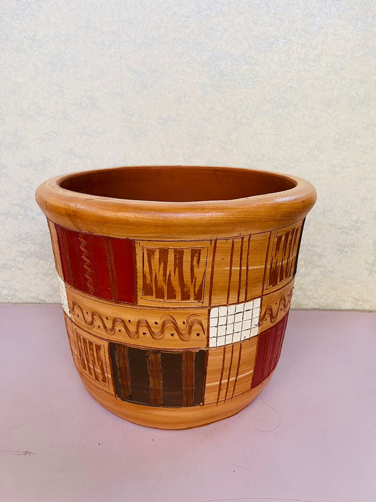 Clay design plant pot (H:25cm W:30cm)