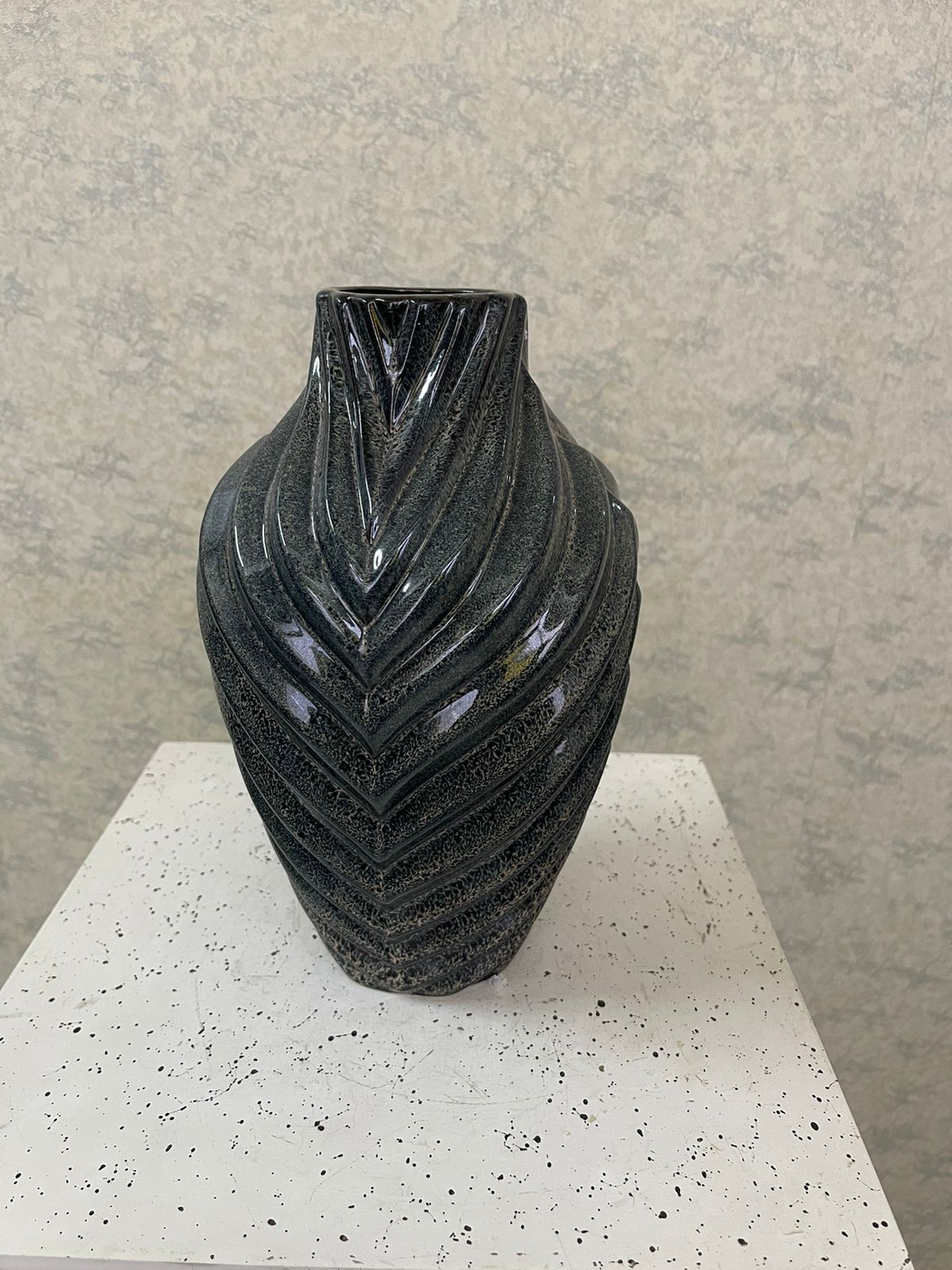 Ceramic Gloss Vase With Leaf Design Vase