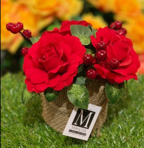 Red Roses & Red Berries 18CM - Green Gardens Mihiliya (Pvt) Ltd